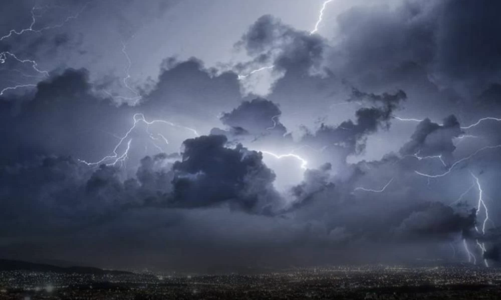 Έντονα καιρικά φαινόμενα πλήττουν τη δυτική Μυτιλήνη